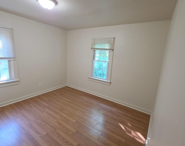 4 Storybrook Lane W - Photo Thumbnail 4