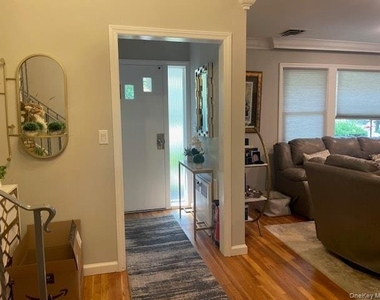 894 Lakeside Drive - Photo Thumbnail 2