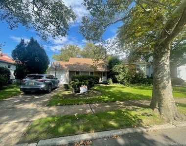 894 Lakeside Drive - Photo Thumbnail 1