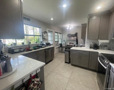 894 Lakeside Drive - Photo Thumbnail 5