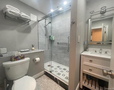 894 Lakeside Drive - Photo Thumbnail 9