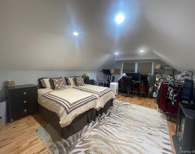 894 Lakeside Drive - Photo Thumbnail 16