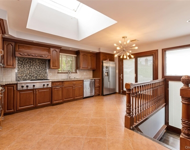 655 Diane Place - Photo Thumbnail 4