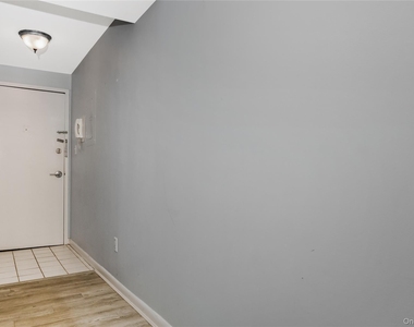 230 W Broadway - Photo Thumbnail 6
