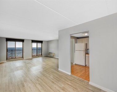 230 W Broadway - Photo Thumbnail 4