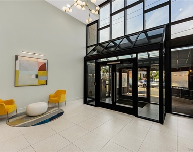 230 W Broadway - Photo Thumbnail 3