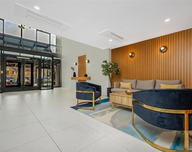 230 W Broadway - Photo Thumbnail 2
