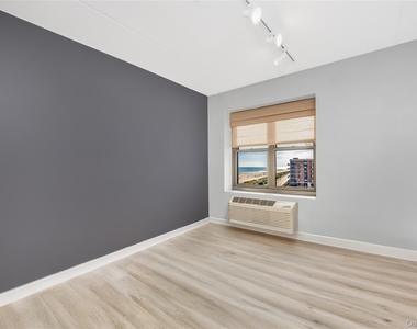 230 W Broadway - Photo Thumbnail 23