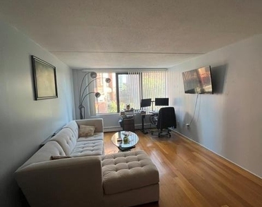 4 Martine Avenue - Photo Thumbnail 9