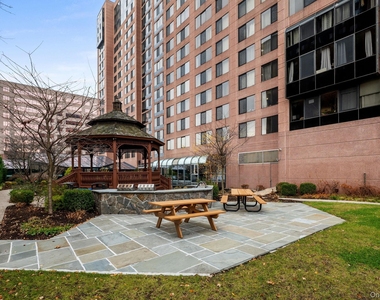 4 Martine Avenue - Photo Thumbnail 18