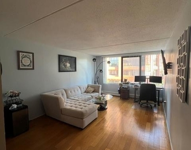 4 Martine Avenue - Photo Thumbnail 8