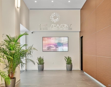 4 Martine Avenue - Photo Thumbnail 2