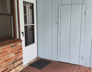 160 West Road - Photo Thumbnail 2