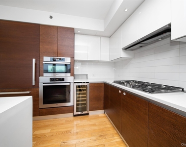 39-16 Prince Street - Photo Thumbnail 7