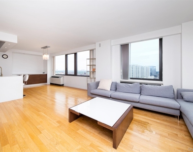 39-16 Prince Street - Photo Thumbnail 6