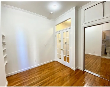 247 E 39th Street - Photo Thumbnail 4