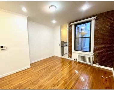 247 E 39th Street - Photo Thumbnail 1