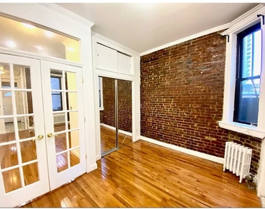 247 E 39th Street - Photo Thumbnail 3