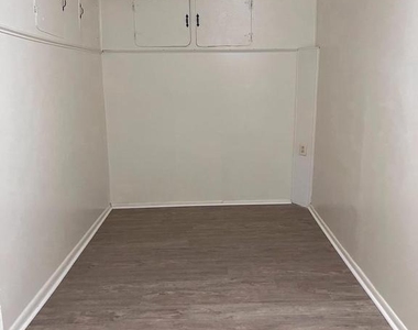 202 S Samuel Street - Photo Thumbnail 5