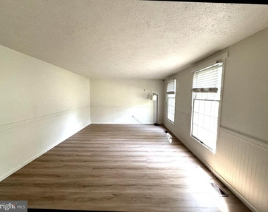 1002 Harbour Drive - Photo Thumbnail 2