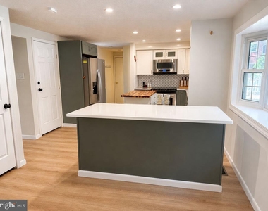 1002 Harbour Drive - Photo Thumbnail 5