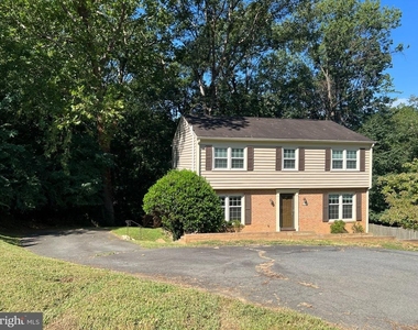 724 Upham Place Nw - Photo Thumbnail 2