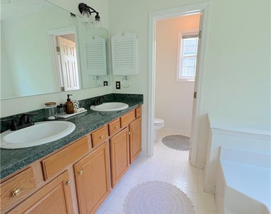 247 Richmond Park Drive - Photo Thumbnail 20