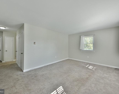 576 Meadowbrook Avenue - Photo Thumbnail 2