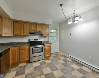 576 Meadowbrook Avenue - Photo Thumbnail 7