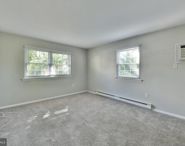576 Meadowbrook Avenue - Photo Thumbnail 8