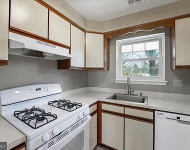 936 Railway Square - Photo Thumbnail 8