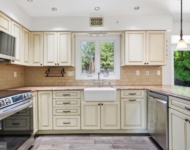 1272 Knox Drive - Photo Thumbnail 3