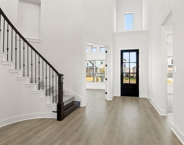 373 Hollister Dr - Photo Thumbnail 4
