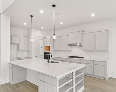 373 Hollister Dr - Photo Thumbnail 13