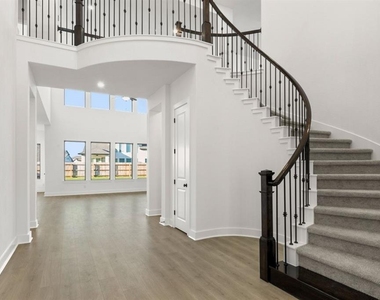373 Hollister Dr - Photo Thumbnail 5