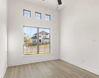373 Hollister Dr - Photo Thumbnail 6