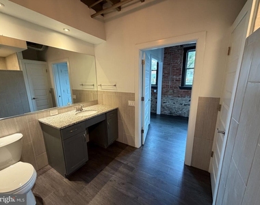 820 W Market Street - Photo Thumbnail 11