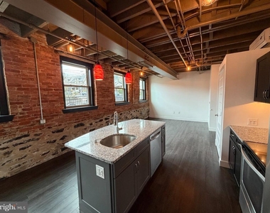 820 W Market Street - Photo Thumbnail 7