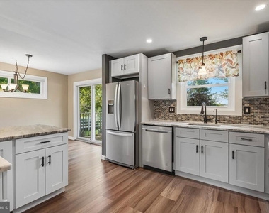 2176 Meadowview Drive - Photo Thumbnail 6