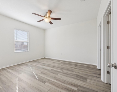 6401 Graymont Dr - Photo Thumbnail 3