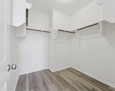 6401 Graymont Dr - Photo Thumbnail 5