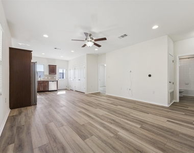 6401 Graymont Dr - Photo Thumbnail 1