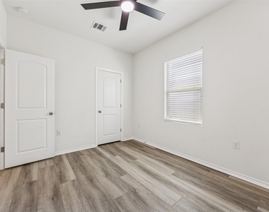 6401 Graymont Dr - Photo Thumbnail 6
