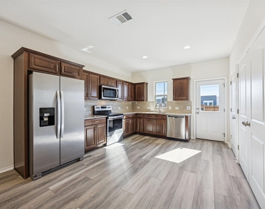 6401 Graymont Dr - Photo Thumbnail 2