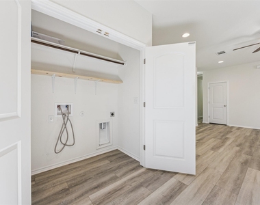 6401 Graymont Dr - Photo Thumbnail 9