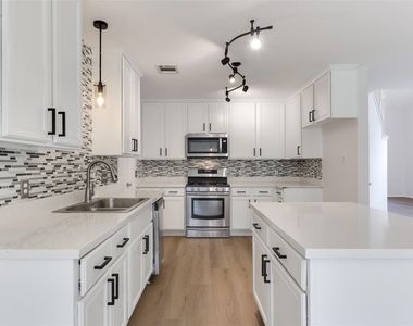 16816 Dorman Dr - Photo Thumbnail 9