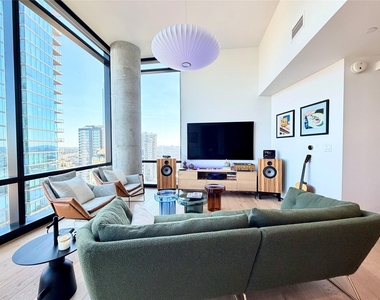 70 Rainey St - Photo Thumbnail 4