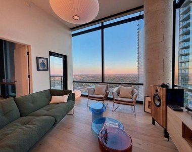 70 Rainey St - Photo Thumbnail 2