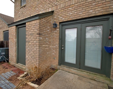 1015 E Yager Ln - Photo Thumbnail 15