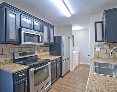 1015 E Yager Ln - Photo Thumbnail 3